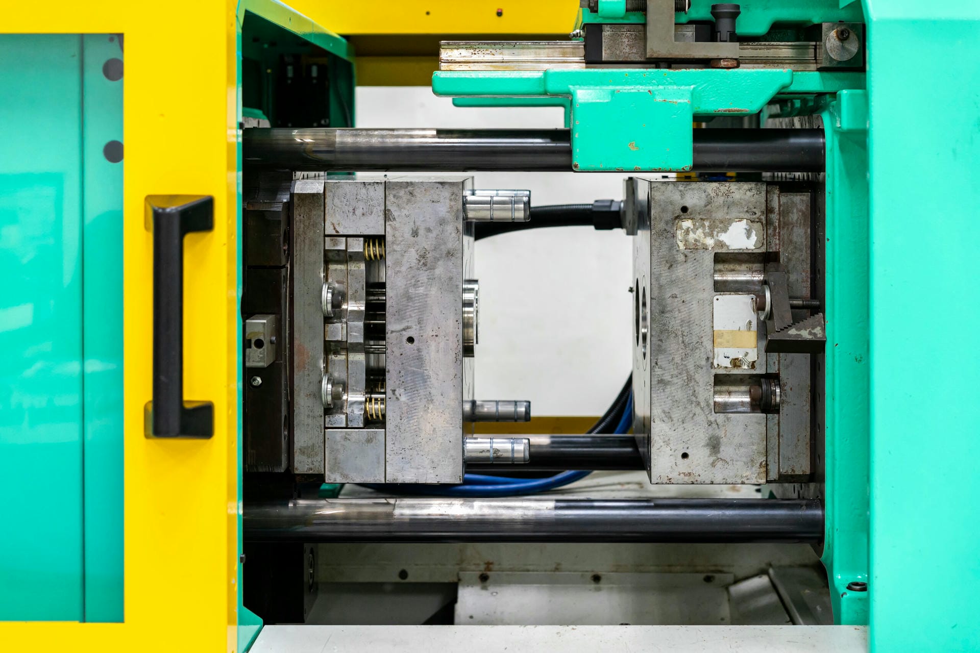 Injection molding machine metal or plastic injection mold machine setup on high pressure