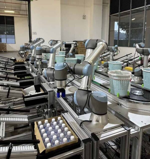 automated packing system using 10 UR cobots and AccuPick bin picking software