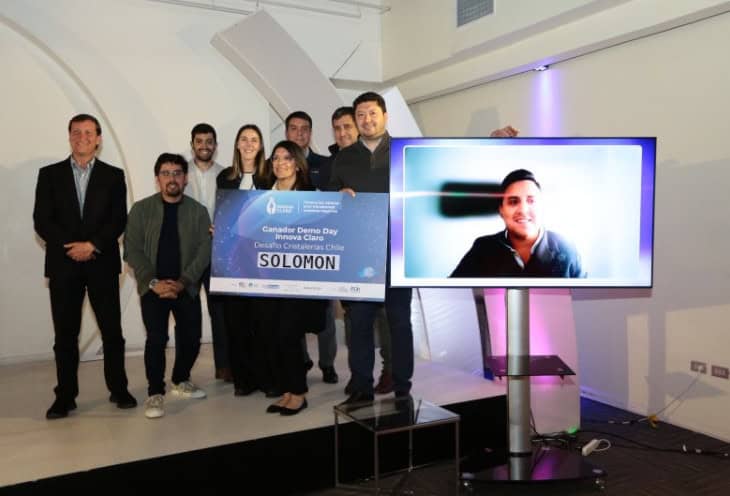 Solomon, ganadores del desafío 'Innova Claro' de Claro Group 2024 Foto de grupo de miembros de Solomon y socios en los premios del desafío 'Innova Claro' de Claro Group 2024 en Chile